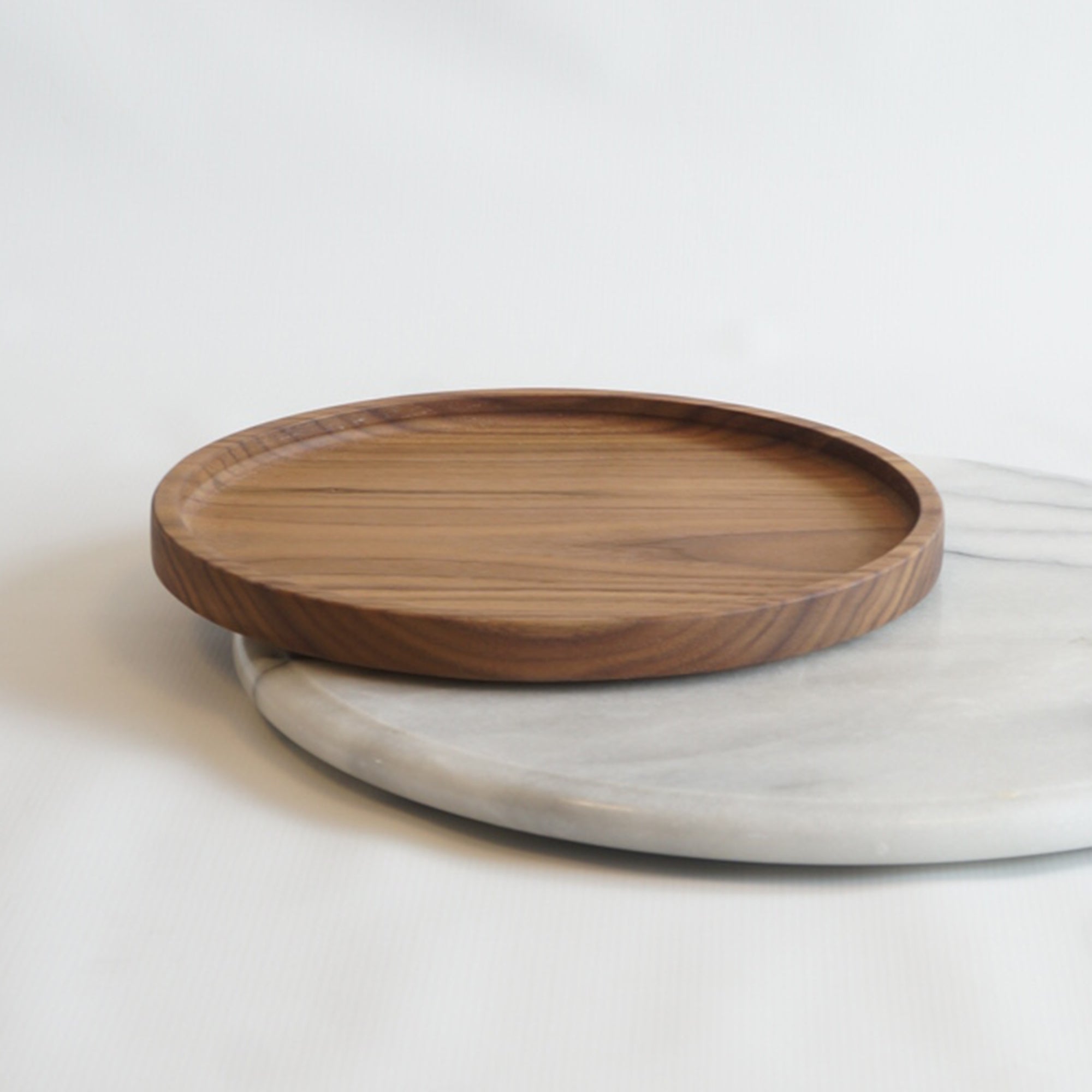 L: 8 1/2 x 8 1/2 x 3/4“ | Walnut