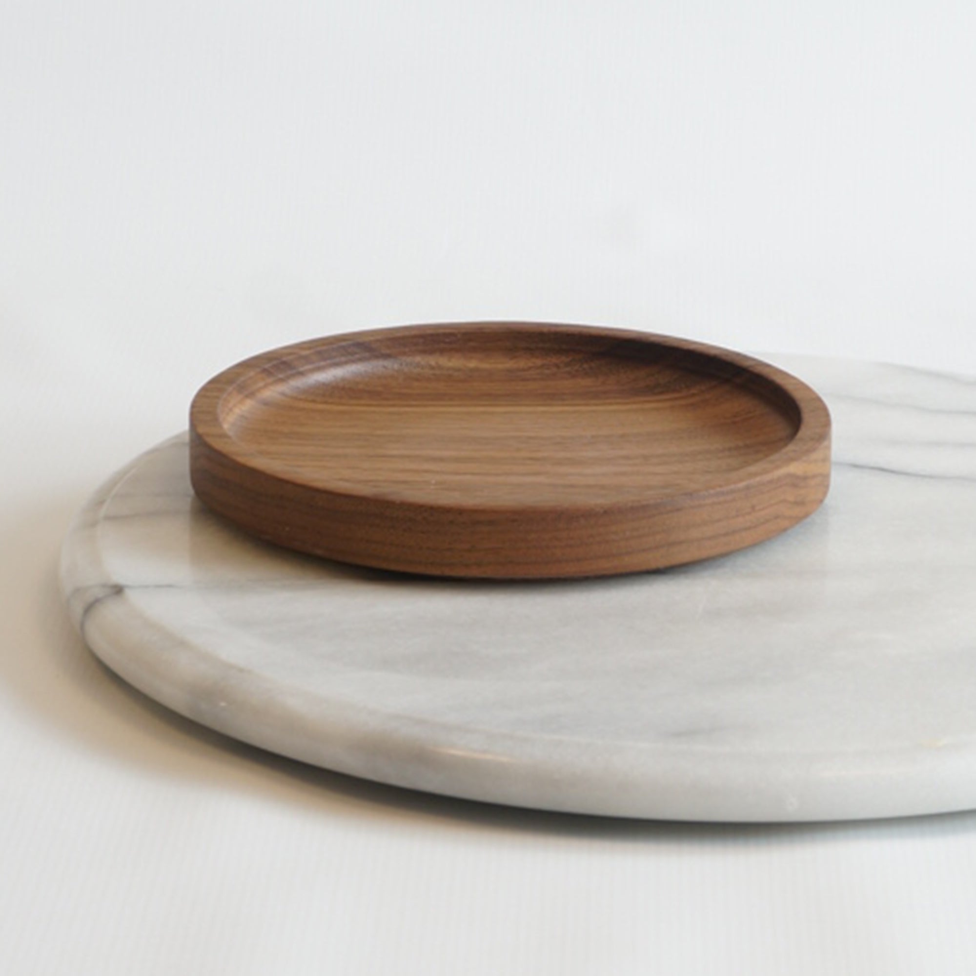 M: 6 x 6 x 3/4“ | Walnut